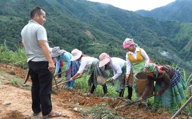 Người dân huyện Trạm Tấu trồng hoa trên các tuyến đường, tạo cảnh quan môi trường sống xanh - sạch - đẹp.
