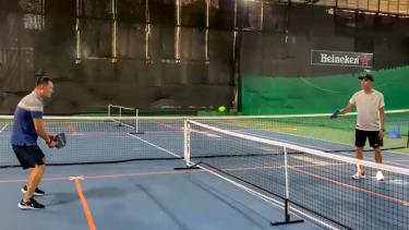 Các học viên tham gia tập luyện môn thể thao mới PickleBall.