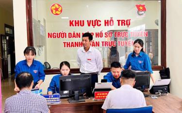 ĐVTN hướng dẫn người dân nộp hồ sơ trực tuyến.