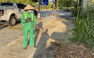 Mặc dù tuyến đường Nguyễn Tất Thành không được thành phố Yên Bái hợp đồng quét rác, song ngày nào chị Lương Thị Kim Thủy cũng vẫn quét lá cây rụng và thu gom rác thải sinh hoạt.