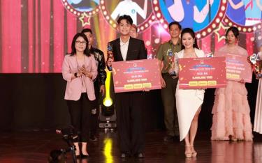 Ban Tổ chức trao link vào dafabet Ba cho em Vũ Đức Thịnh - Bí thư Chi đoàn 12D4, Trường THPT Nguyễn Huệ, thành phố Yên Bái, tỉnh Yên Bái.