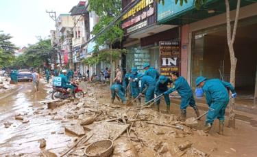 Dân quân cơ động huyện Văn Chấn tham gia khắc phục hậu quả thiên tai sau cơn bão số 3 tại thành phố Yên Bái.