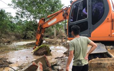 Người dân xã Minh Quân, huyện Trấn Yên khẩn trương khơi thông hệ thống kênh mương để nước thoát nhanh thuận tiện cho công tác dọn dẹp vệ sinh ao nuôi thả cá.