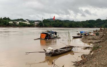 Nước sông Thao tại Yên Bái đang lên nhanh, người dân không nên ở lại các bè cá trên sông. (Ảnh: Thanh Miền)