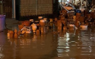 Nước sông Thao lên trên báo động 2, đã tràn vào đường Thanh Niên, thành phố Yên Bái trong tối nay (1/10)