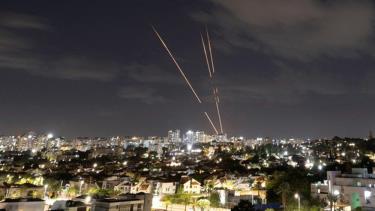 Hệ thống phòng không Iron Dome của Israel đánh chặn tên lửa sau khi Iran bắn một loạt tên lửa đạn đạo đêm 1/10.