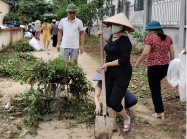 Hội viên nông dân xã Nghĩa Lộ tham gia vệ sinh đường giao thông nông thôn.