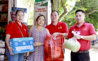 Sự sẻ chia, ủng hộ của Trung ương Đoàn TNCS Hồ Chí Minh cùng đại diện  SABECO đã góp phần động viên tinh thần người dân vùng lũ.