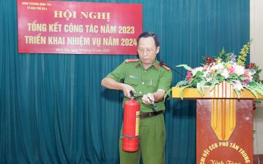 Trung tá Nguyễn Viết Chí - Trưởng Công an phường Minh Tân trực tiếp tucách vào m88 mới nhất truyền, hướng dẫn người dân tổ 6, phường Minh Tân kỹ năng sử dụng bình chữa cháy. (Ảnh: Thủy Thanh)