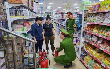 Công an huyện Lục dafabet hướng dẫn các tiểu thương trên địa bàn thị trấn dafabet Thế sử dụng bình cứu hỏa.