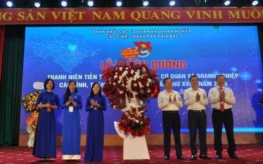 Lãnh đạo Tỉnh ủy Thái Nguyên, Đảng ủy Khối cơ quan và doanh nghiệp tỉnh Thái Nguyên, Đoàn Khối cơ quan Trung ương tặng hoa chúc mừng Lễ tuyên dương Thanh niên tiên tiến Đoàn Khối Cơ quan và Doanh nghiệp các tỉnh, thành phố phía Bắc, lần thứ XIII, năm 2024.