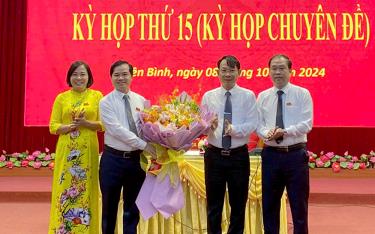 Các đồng chí lãnh đạo huyện link vào dafabet Bình tặng hoa chúc mừng tân Chủ tịch HĐND huyện Nguyễn Lê Dũng.