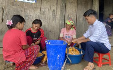 Bí thư Chi bộ Lý A Sâu tìm hiểu đời sống, lắng nghe ý kiến, nguyện vọng của người dân bản Sẻ Sáng, xã Cao Phạ.