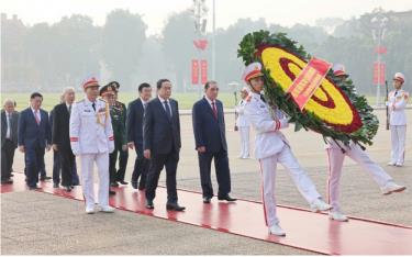 Đoàn đại biểu đặt vòng hoa, vào Lăng viếng Chủ tịch Hồ Chí Minh