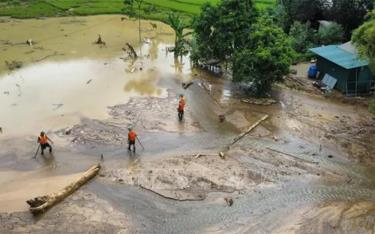 Lực lượng cứu hộ địa phương đã rút khỏi hiện trường, dừng tìm kiếm nạn nhân mất tích tại thôn Làng Nủ. Ảnh tư liệu