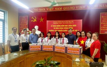 Ban liên lạc Hội đồng niên họ Phan 1976 Việt Nam, cùng các mạnh thường quân đã trao sách giáo khoa và đồ dùng học tập cho học sinh Trường THCS thị trấn Mậu A.