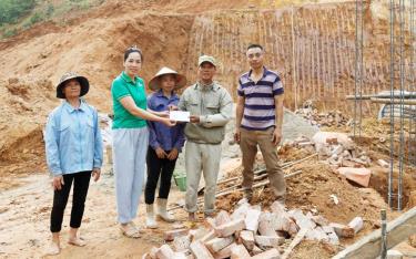 Câu lạc bộ Nữ doanh nhân thành phố Yên Bái trao hỗ trợ 80 triệu đồng làm nhà mới cho hộ anh Nguyễn Văn Hằng, tổ dân phố Đồng Phú bị sập nhà sau bão số 3