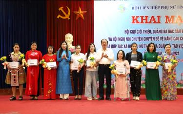 Đồng chí Tạ m88 m thể thao Long - Phó Bí thư Thường trực Tỉnh ủy, Chủ tịch HĐND tỉnh; Nguyễn Thị Bích Nhiệm - Chủ tịch Hội LHPN tỉnh chúc mừng đại diện các hợp tác xã do phụ nữ làm chủ mới thành lập năm 2024.