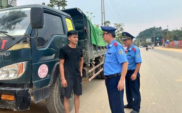 Đội Cảnh sát giao thông - Trật tự, Công an thành phố kiểm tra quy định về kích thước thành thùng đối với các xe tải chở đất.