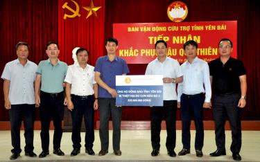 Phó Giáo sư, Tiến sỹ Bùi Hữu Toàn – Bí thư Đảng ủy, Chủ tịch Hội đồng Học viện Ngân hàng trao kinh phí hỗ trợ cho tỉnh Yên Bái.