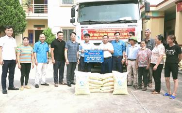 Lãnh đạo huyện Văn Yên tiếp nhận 50 tấn phân bón hỗn hợp NPK từ Công ty cổ phần Tập đoàn IBM Việt Nam giúp nông m88 com ca cuoc the thao trong huyện phục hồi sản xuất.