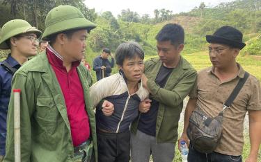 Lực lượng Công an bắt giữ đối tượng dùng hung khí tấn công Trưởng Công an xã Tân Hương, huyện Yên Bình
