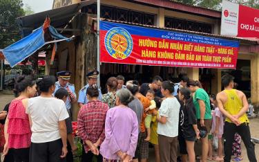 Cục Quản lý thị trường tỉnh tổ chức hướng dẫn người dân phân biệt hàng thật - hàng giả tại một số chợ trên địa bàn tỉnh.