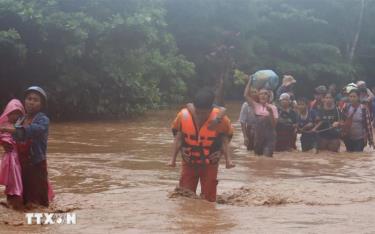 Người dân sơ tán khỏi vùng ngập lụt sau những trận mưa lớn do ảnh hưởng của bão Yagi tại Nay Pyi Taw, Myanmar.