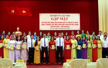 Lãnh đạo huyện Lục Yên gặp dafabet link, chúc mừng các nữ cán bộ lãnh đạo, quản lý.