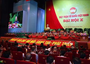 Phó Chủ tịch UBTW MTTQ dafabet link Trương Thị Ngọc Ánh trình bày Tờ trình thông qua Đề án nhân sự Ủy ban Trung ương Mặt trận Tổ quốc dafabet link khóa X.