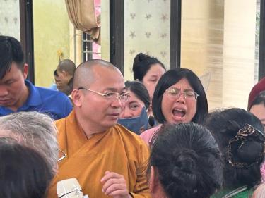 Biểu cảm m88 com sư thầy Thích Trung Kính - Phó Trưởng ban Trị sự Giáo hội Phật giáo Việt Nam tỉnh Yên Bái và lãnh đạo phường Hồng Hà trong buổi  phát quà từ thiện cho người dân.