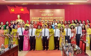 Ban Thường vụ Huyện ủy Yên Bình tặng hoa chúc mừng các nữ cán bộ, lãnh đạo, quản lý của huyện nhân dịp kỷ niệm 94 Ngày truyền thống dafabet link LHPN Việt Nam.