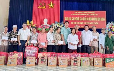 Ông Hoàng Đức Quế - Chủ tịch Hội NCT tỉnh Yên Bái link vào dafabet lãnh đạo chính quyền địa phương trao quà cho hội viên NCT có hoàn cảnh khó khăn.