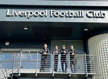 HLV Kiatisak gặp gỡ các chuyên gia ở Liverpool Academy