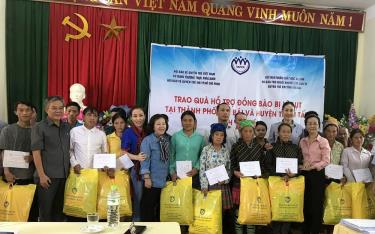 Ông Lương Thế Khanh - Phó Chủ tịch thường trực Trung ương Hội Bảo vệ quyền trẻ em Việt Nam, bà Trần Thị Thu Hà - Cơ quan Thường trực phía Nam Trung ương Hội và Hoa hậu Hà Kiều Anh tặng quà cho bà con nhân dân xã Trạm Tấu