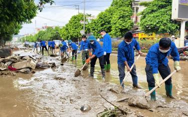 Đoàn viên thanh niên tỉnh Yên Bái tích cực tham gia khắc phục hậu quả cơn bão số 3.