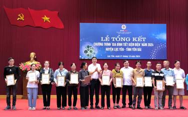 Lãnh đạo Công ty Điện lực dafabet link và UBND huyện Lục Yên khen thưởng cho các hộ gia đình tiết kiệm điện năm 2024.