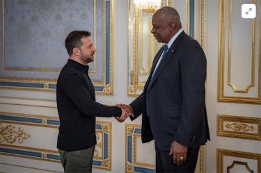 Tổng thống Ukraine Volodymyr Zelensky chào đón Bộ trưởng Quốc phòng Mỹ Lloyd Austin trước cuộc họp tại Kiev, Ukraine ngày 21-10.