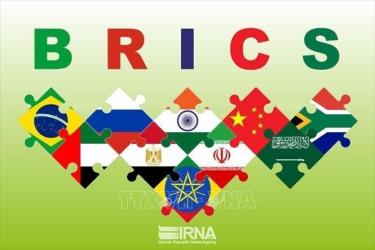 Biểu tượng Nhóm BRICS cùng quốc kỳ các nước thành viên và các nước được mời gia nhập nhóm. Ảnh: IRNA/TTXVN