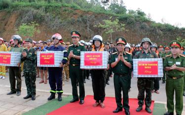 Lãnh đạo Quân khu 2, Bộ Công an và tỉnh Yên Bái chúc mừng lực lượng công an hoàn thành nhiệm vụ diễn tập KVPT năm 2023.