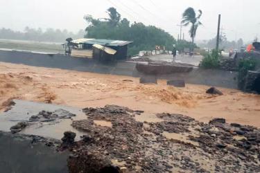 Mưa lớn và lũ lụt nghiêm trọng phá hỏng đường ở thành phố Tiwi thuộc tỉnh Albay, Philippines ngày 22/10.