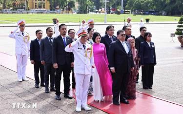 Chủ tịch Hạ viện Malaysia Tan Sri Dato’ Johari Bin Abdul và Phu nhân thành kính tưởng nhớ Chủ tịch Hồ Chí Minh.