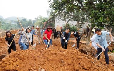 Lãnh đạo UBND thành phố Yên Bái, xã Minh Bảo tham gia “Ngày thứ Bảy cùng dân” hỗ trợ san gạt đất dựng lại nhà cho gia đình bà Nguyễn Thị Lan có nhà sập đổ hoàn toàn do ảnh hưởng bão lũ ở thôn Bảo Tân, xã Minh Bảo.