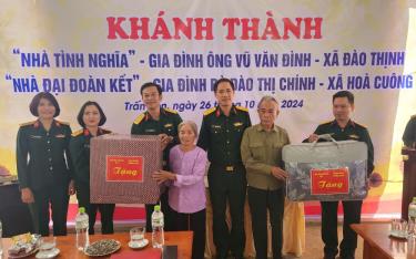 Lãnh đạo đại diện Hệ 3, Học viện Chính trị Bộ Quốc phòng tặng quà hỗ trợ gia đình ông Vũ Văn Đình ở thôn 4, xã Đào Thịnh, huyện Trấn Yên.