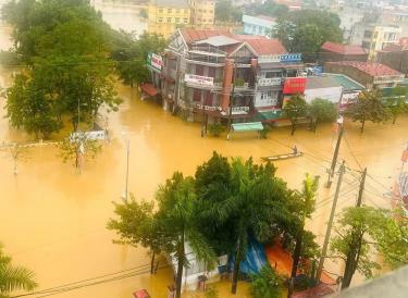 Lũ lên nhanh, huyện Lệ Thuỷ, Quảng Bình nhiều nơi ngập trong nước. Ảnh: CTV