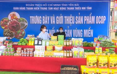 Gian hàng giới thiệu các sản phẩm OCOP đặc trưng các vùng miền.