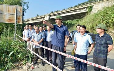 Đồng chí Phó Chủ tịch Thường trực UBND tỉnh Nguyễn Thế Phước chỉ đạo nhà thầu, đơn vị thi công tập trung xử lý các điểm sạt lở do mưa bão trên tuyến Đông An – Gia Hội.