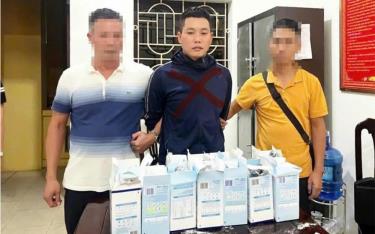 Nguyễn Văn Ba (giữa) và tang vật