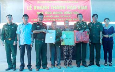 Lãnh đạo Hội CCB tỉnh dafabet Bái, chính quyền xã Thượng Bằng La và đơn vị tài trợ Hội Doanh nhân CCB tỉnh trao tiền hỗ trợ cho gia đình CCB Sa Văn Lý.