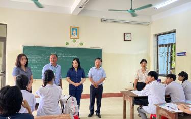 Bà Nguyễn Thu Hương - Phó Giám đốc Sở GD&ĐT tỉnh (ngoài cùng bên trái) cùng các đồng chí lãnh đạo tỉnh kiểm tra các trường học khắc phục hậu quả sau lũ.